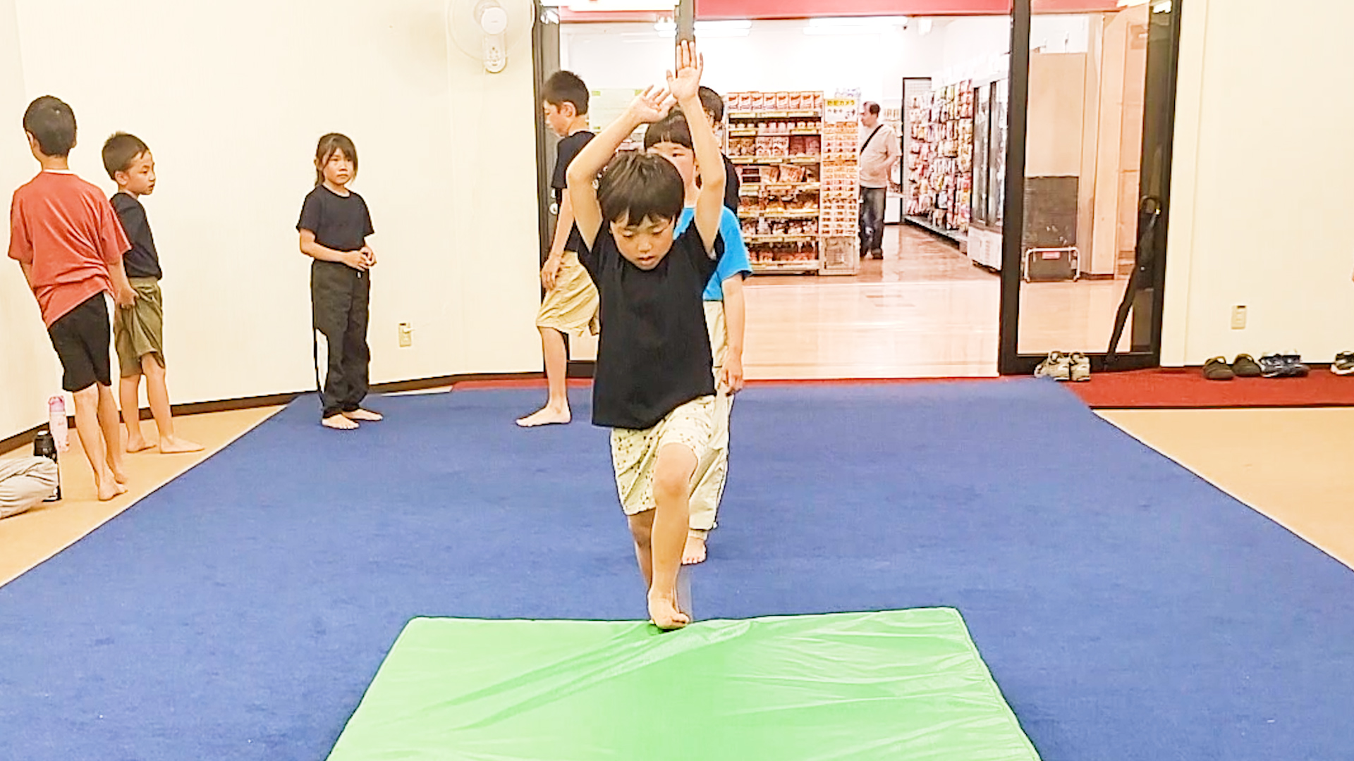 福井県福井市の教室で幼児クラスがマット運動を楽しむ様子